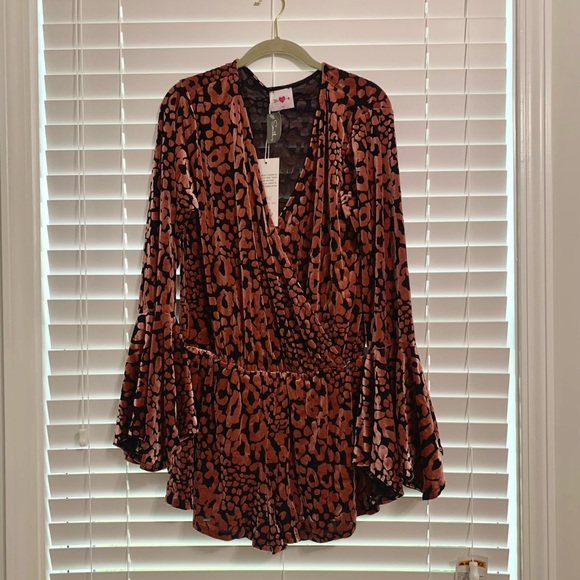 NWT Velvet Leopard Romper w/ Flutter Sleeves Sz LG - Picture 5 of 11
